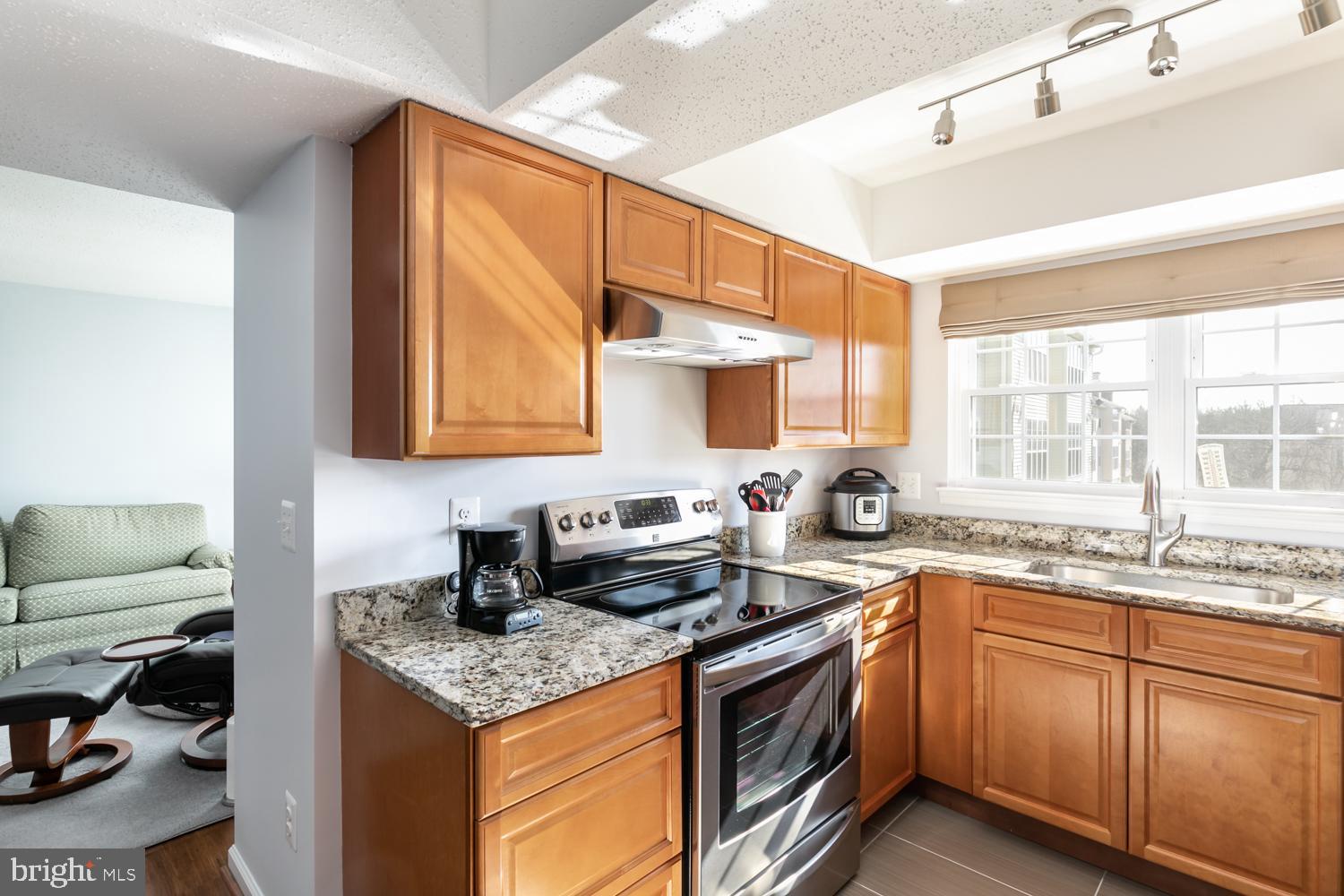 131 Fort Evans Road Southeast, Unit D Leesburg, VA 20175 - Photo 8 of 17 New stainless steel appliances, granite counters