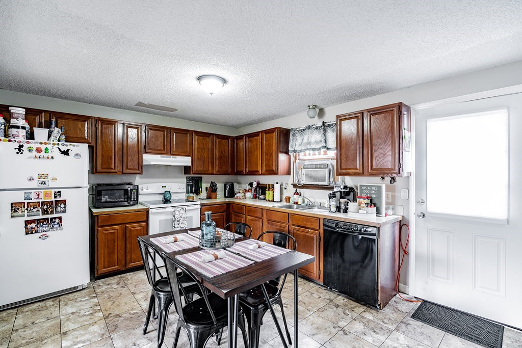 32-34 Blodgett Street Springfield, MA 01108 - Photo 4 of 15 Gallery Image 4