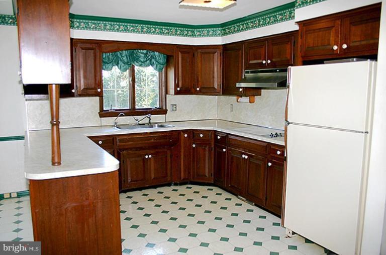 1907 Ridgewood Court Hampstead, MD 21074 - Photo 2 of 25 a kitchen with a sink a stove and refrigerator