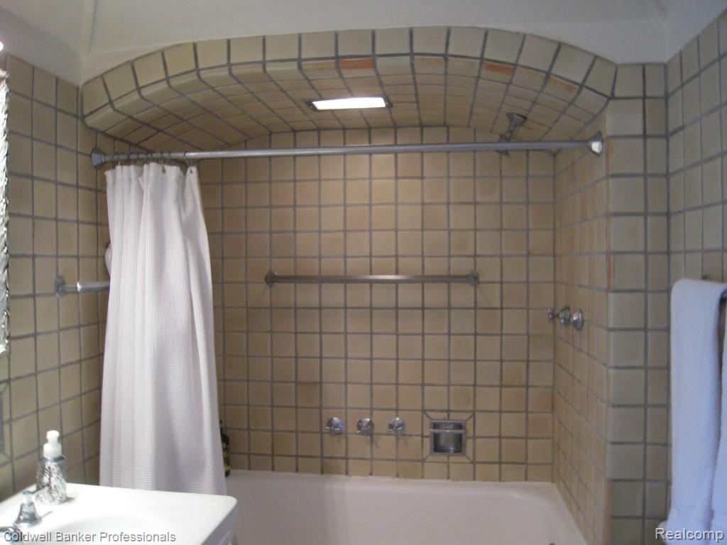 18055 Hamilton Road Highland Park, MI 48203 - Photo 23 of 40 26 MBath.jpg
