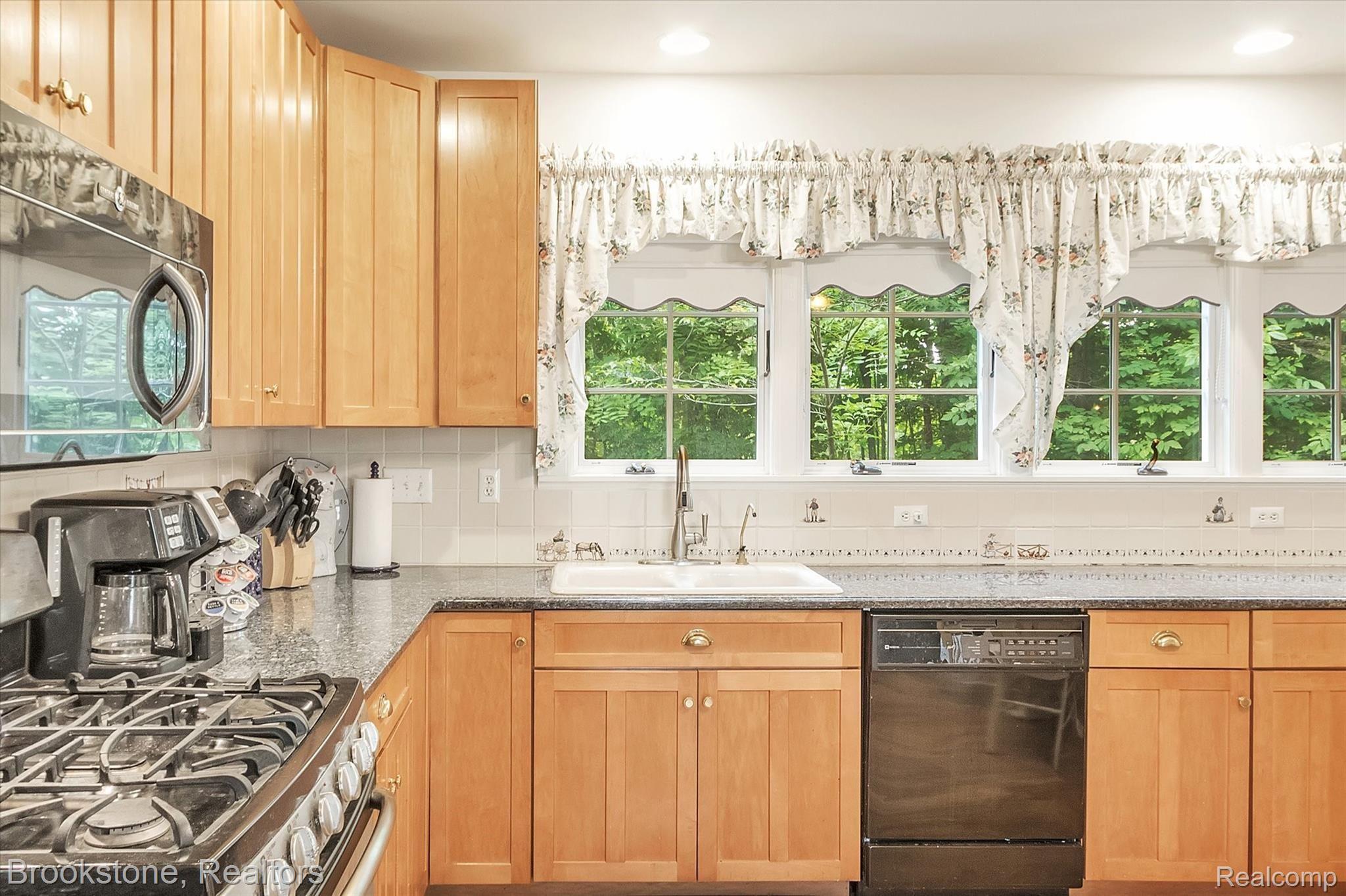 885 East Romeo Road Leonard, MI 48367 - Photo 10 of 60 10--WindowStill-Real-Estate-Photography-10.jpg