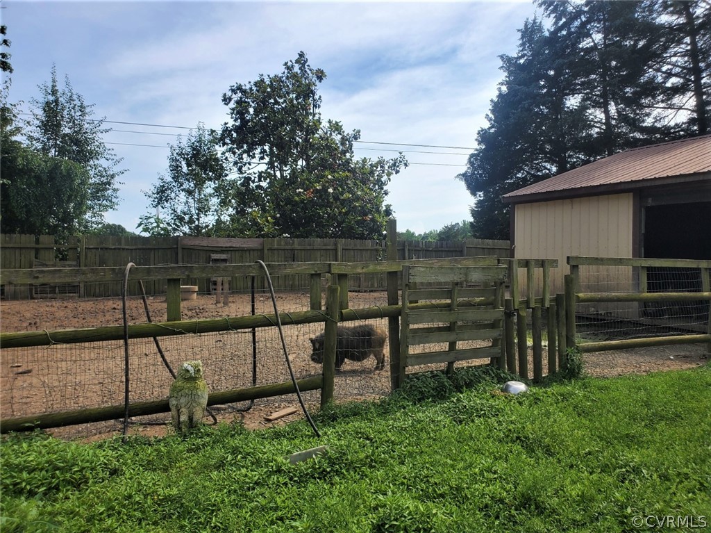 17528 Old Ridge Road Montpelier, VA 23192 - Photo 15 of 19 a view of a backyard with wooden fence