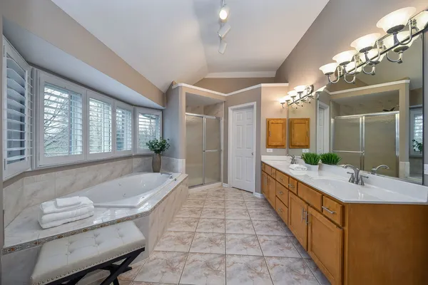 $830,000 | 640 Kendridge Court, Aurora, IL 60502