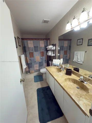 a view of entryway with elevator