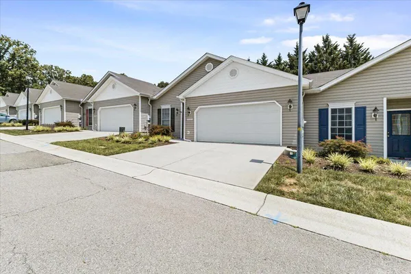$299,950 | 5009 Country Cottage Lane, Roanoke, VA 24018