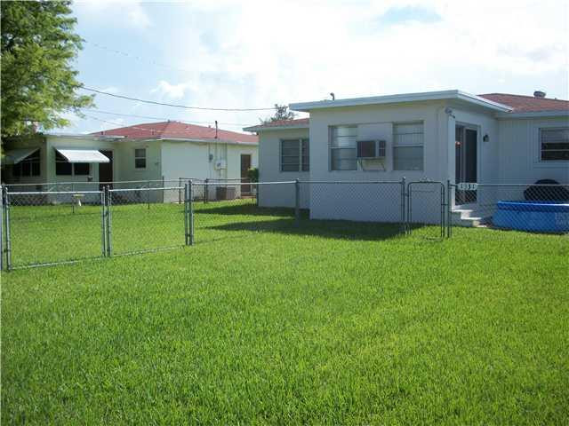 1331 North 31st Road Hollywood, FL 33021 - Photo 8 of 18 Yard/Garden