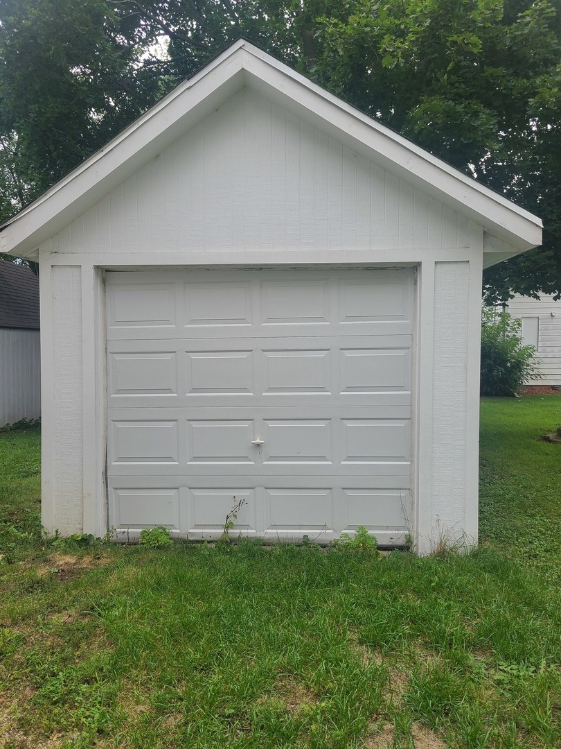 606 South 3rd Street Rochelle, IL 61068 - Photo 17 of 18 a backyard of a house