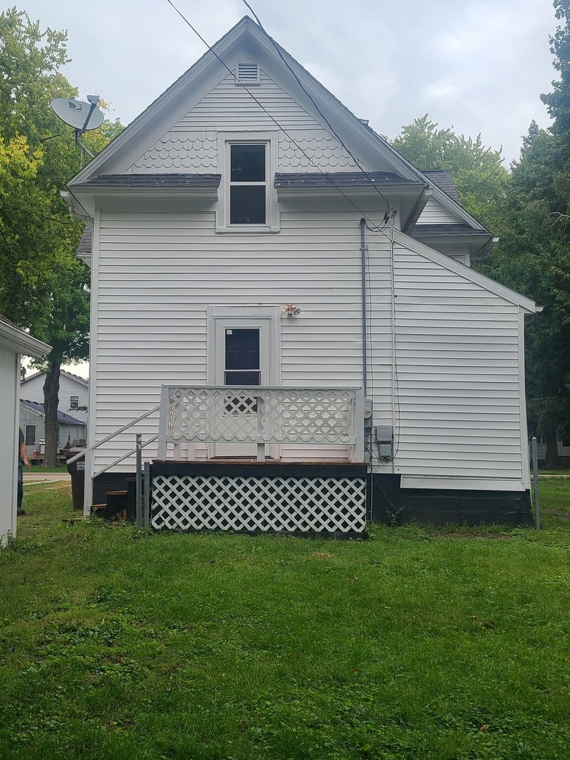 606 South 3rd Street Rochelle, IL 61068 - Photo 2 of 18 a front view of a house with a garden