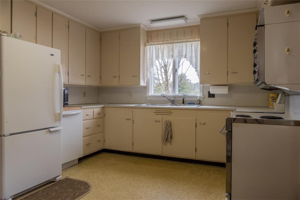 26 Collinsbrook Road Brunswick, ME 04011 - Photo 6 of 35 Eat-in kitchen with a view of the field!