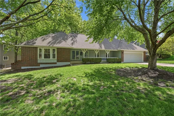 $465,000 | 600 Northeast Golfview Drive, Blue Springs, MO 64014