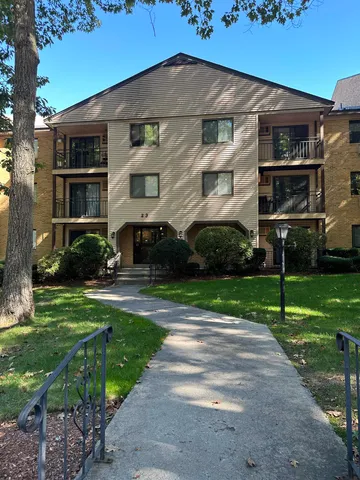 $2,000 | 23 Country Club Drive, Unit 39, Manchester, NH 03102