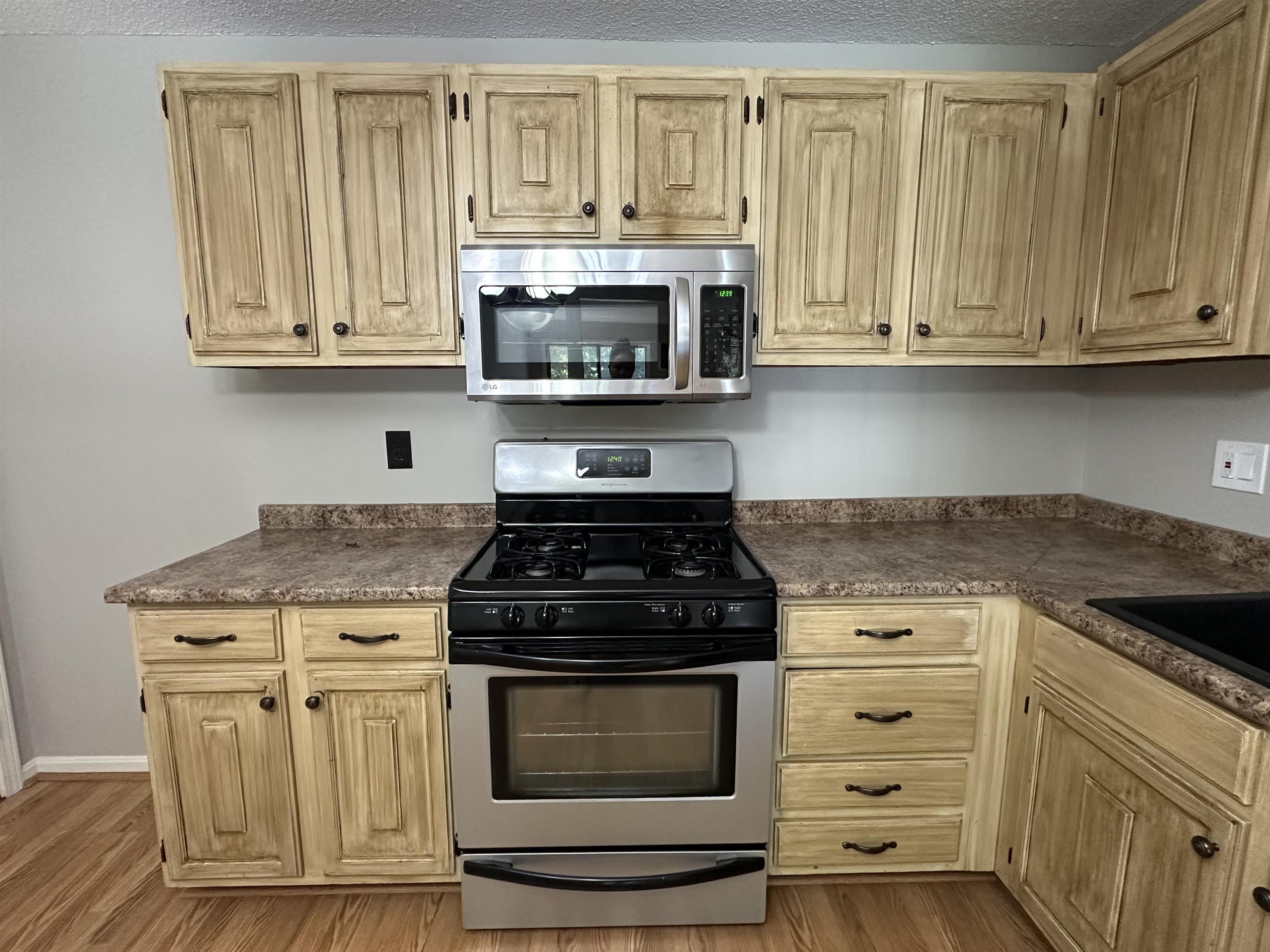 23 Country Club Drive, Unit 39 Manchester, NH 03102 - Photo 3 of 12