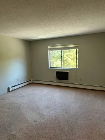 $2,000 | 23 Country Club Drive, Unit 39, Manchester, NH 03102