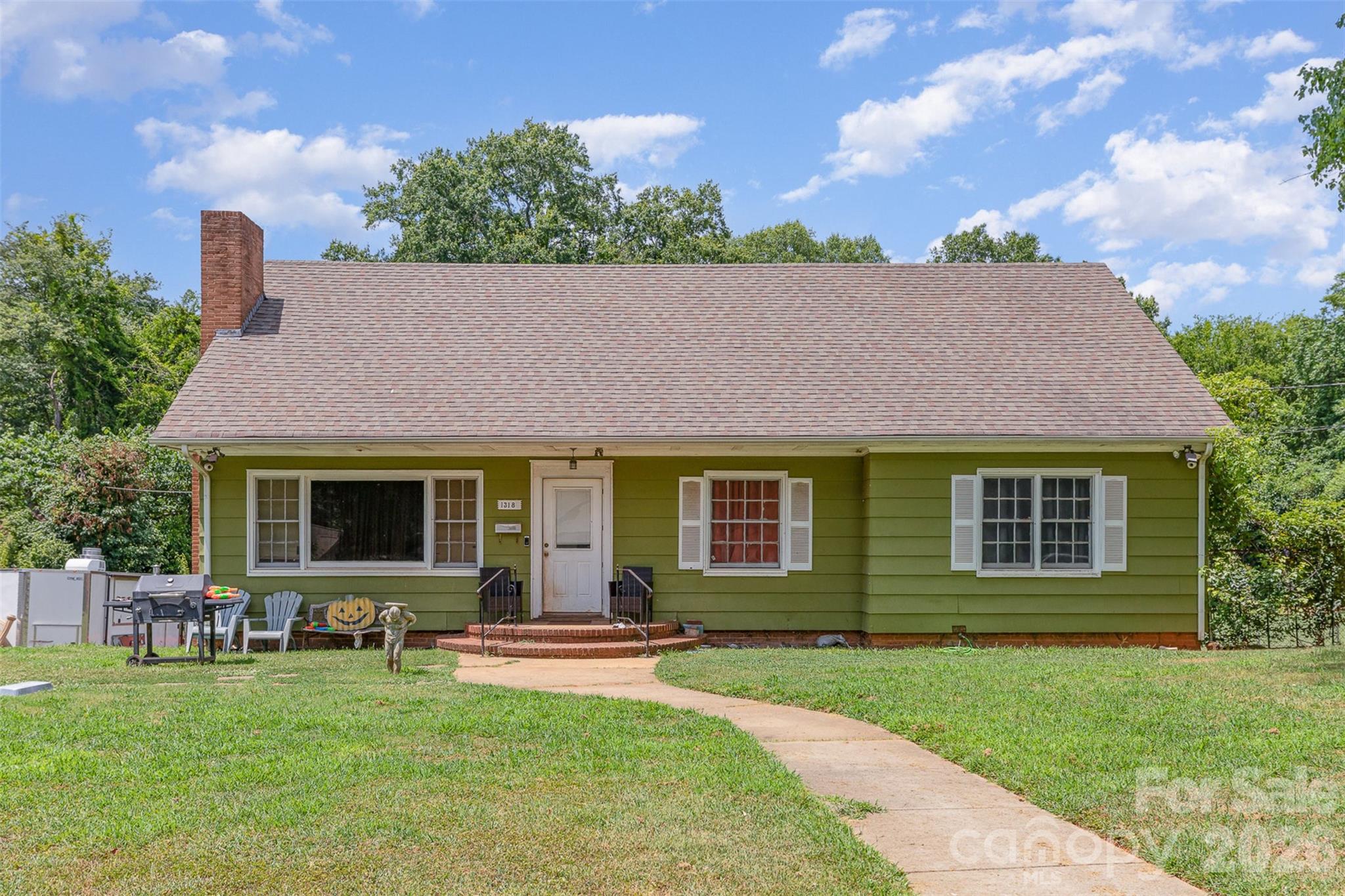 1318 Enderly Road, Unit 1B Charlotte, NC 28208 - Photo 4 of 5 front view of a house with a yard