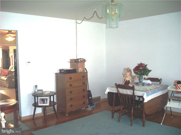 1326 Wingate Avenue Reading, PA 19607 - Photo 10 of 25 Living Room