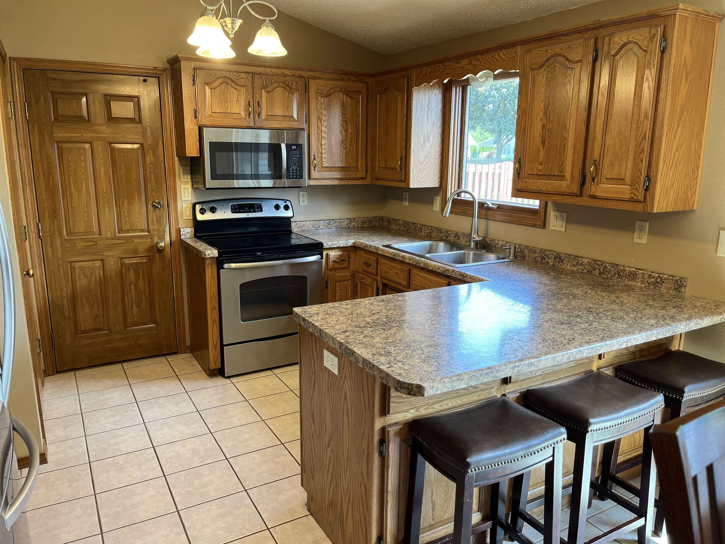 2550 Pecan Street Green Bay, WI 54311 - Photo 3 of 18