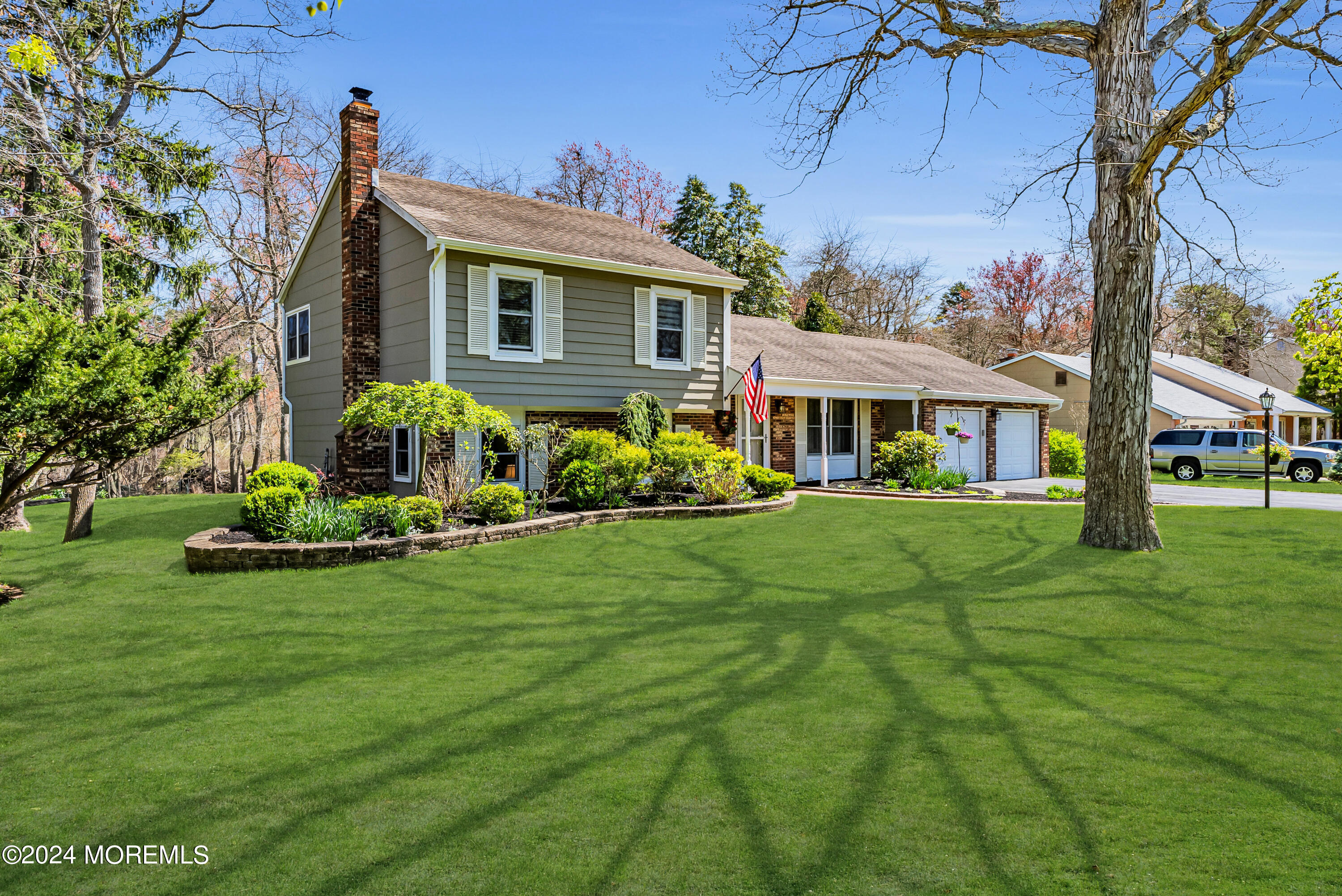 22 Oak Glen Road Toms River, NJ 08753 - Photo 1 of 25 a front view of a house with garden