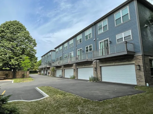 $4,000 | 615 Broadway Street, Libertyville, IL 60048