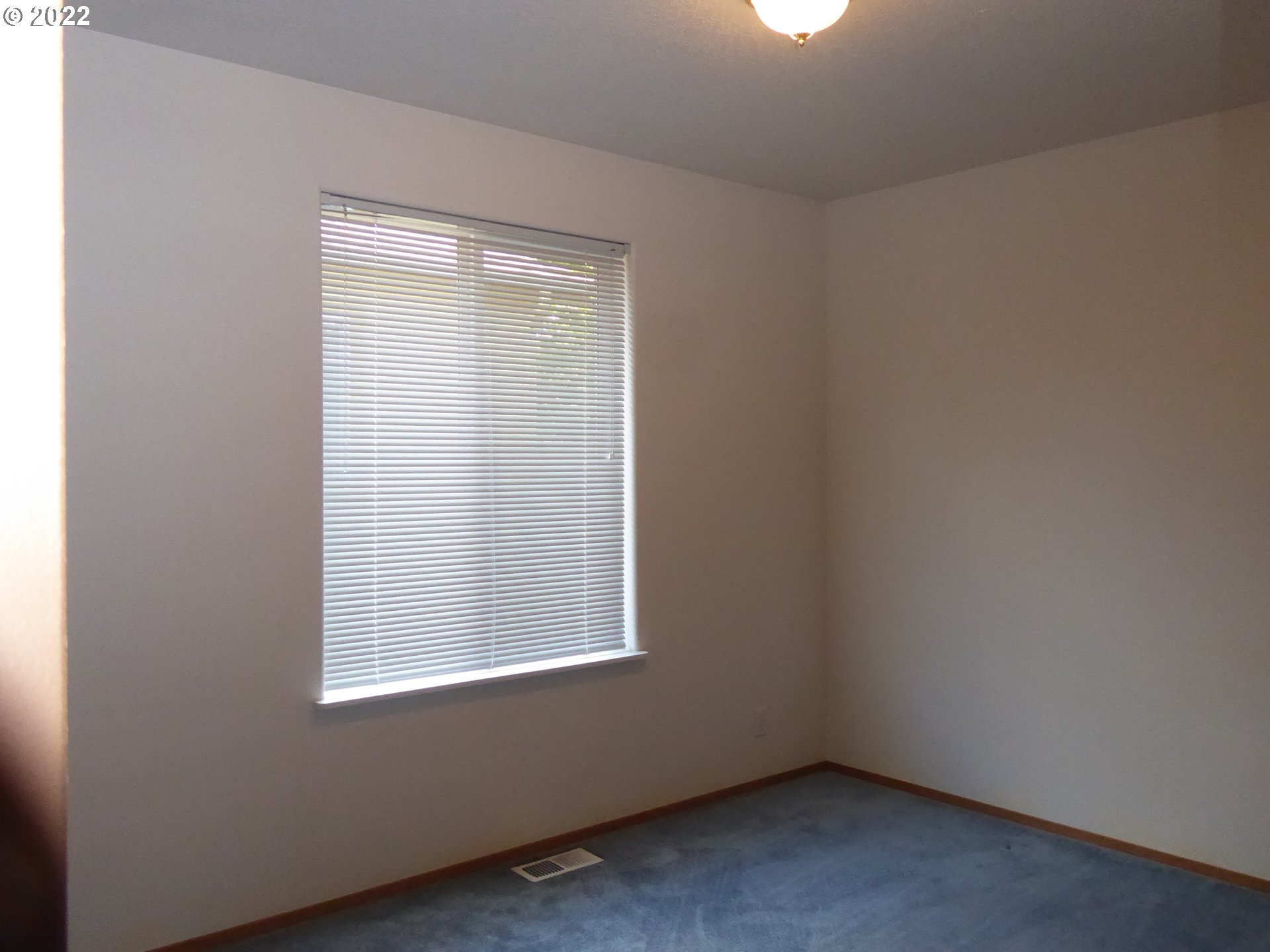 5522 E Street Springfield, OR 97478 - Photo 9 of 11 an empty room with a window