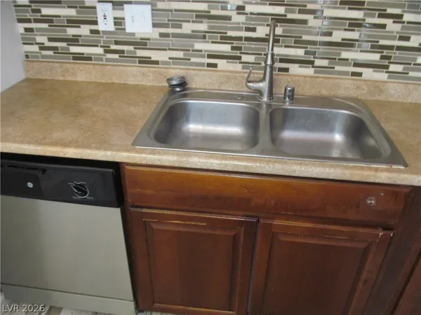 $2,500 | 7729 Maverick Street, Las Vegas, NV 89131