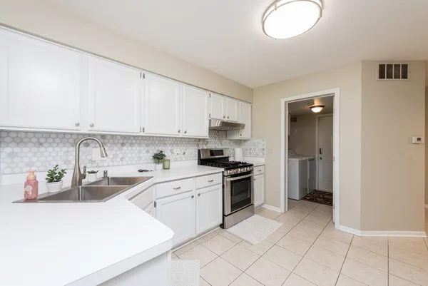 $299,900 | 36111 North New Bridge Court, Gurnee, IL 60031