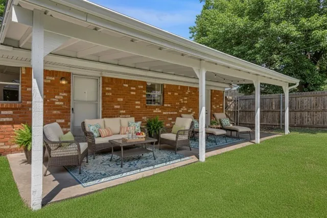 a view of an house with backyard and porch