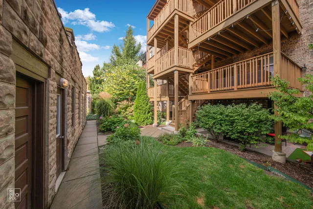 $2,095 | 109 Harrison Street, Unit 3W, Oak Park, IL 60304