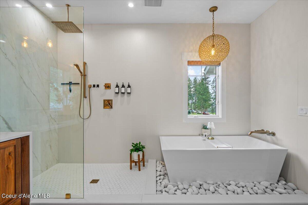 357 East David Thompson Road Hope, ID 83836 - Photo 18 of 47 042-Primary Bathroom