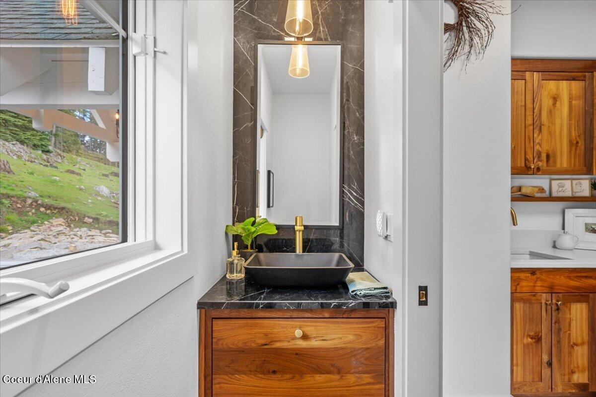 357 East David Thompson Road Hope, ID 83836 - Photo 32 of 47 045-Primary Bathroom