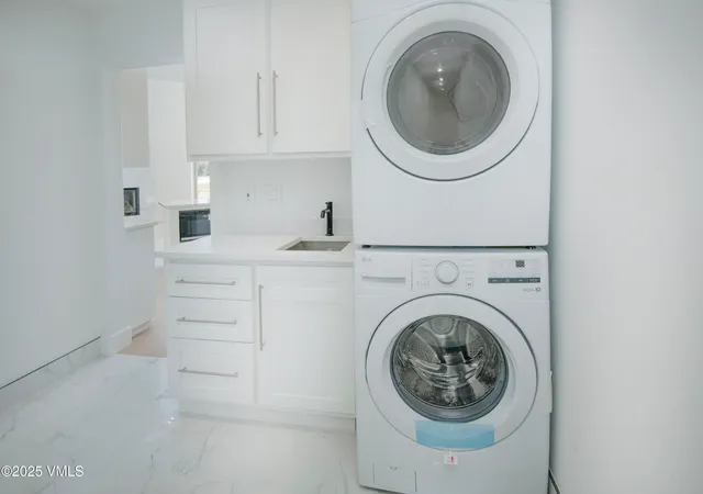 a close up view of a washer and dryer