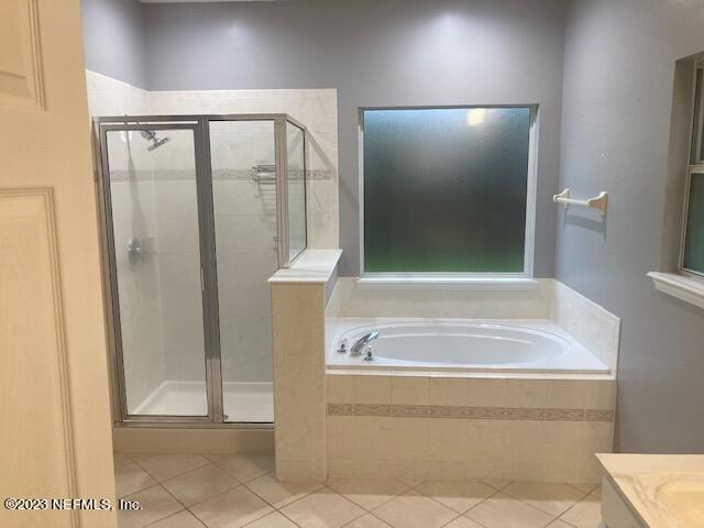 321 Stonehurst Parkway St. Augustine, FL 32092 - Photo 19 of 39 a bathroom with a bathtub and a shower