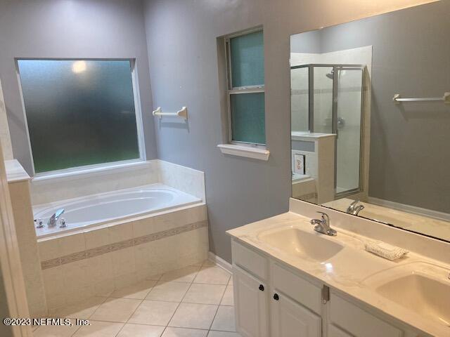 321 Stonehurst Parkway St. Augustine, FL 32092 - Photo 21 of 39 a bathroom with a sink and a mirror
