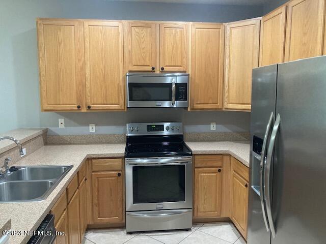 321 Stonehurst Parkway St. Augustine, FL 32092 - Photo 6 of 39 a kitchen with granite countertop a refrigerator stove and microwave