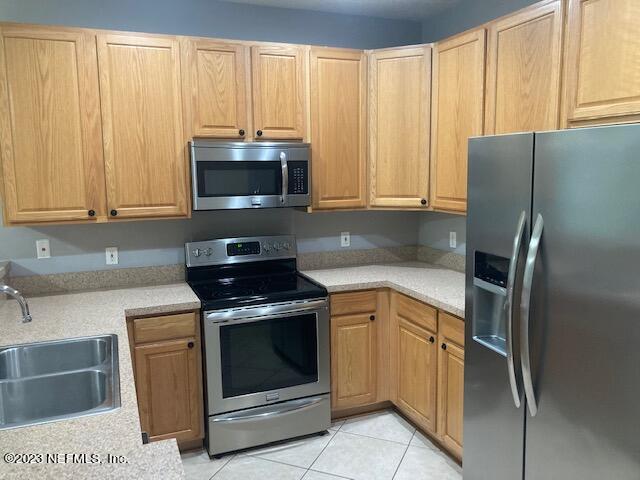 321 Stonehurst Parkway St. Augustine, FL 32092 - Photo 7 of 39 a kitchen with a stove microwave and refrigerator