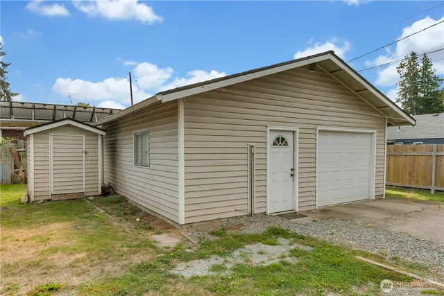 a view of a house with backyard