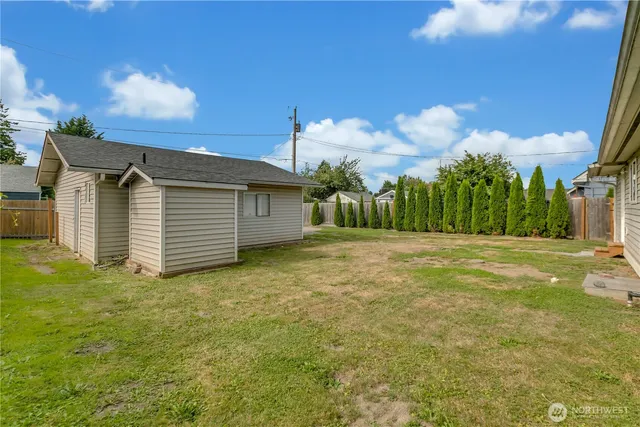 a view of a backyard