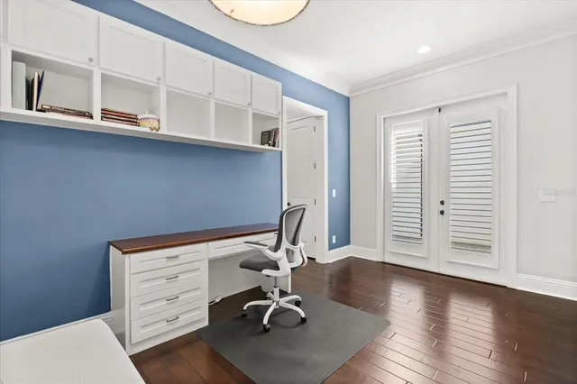 a livingroom with workspace and a window