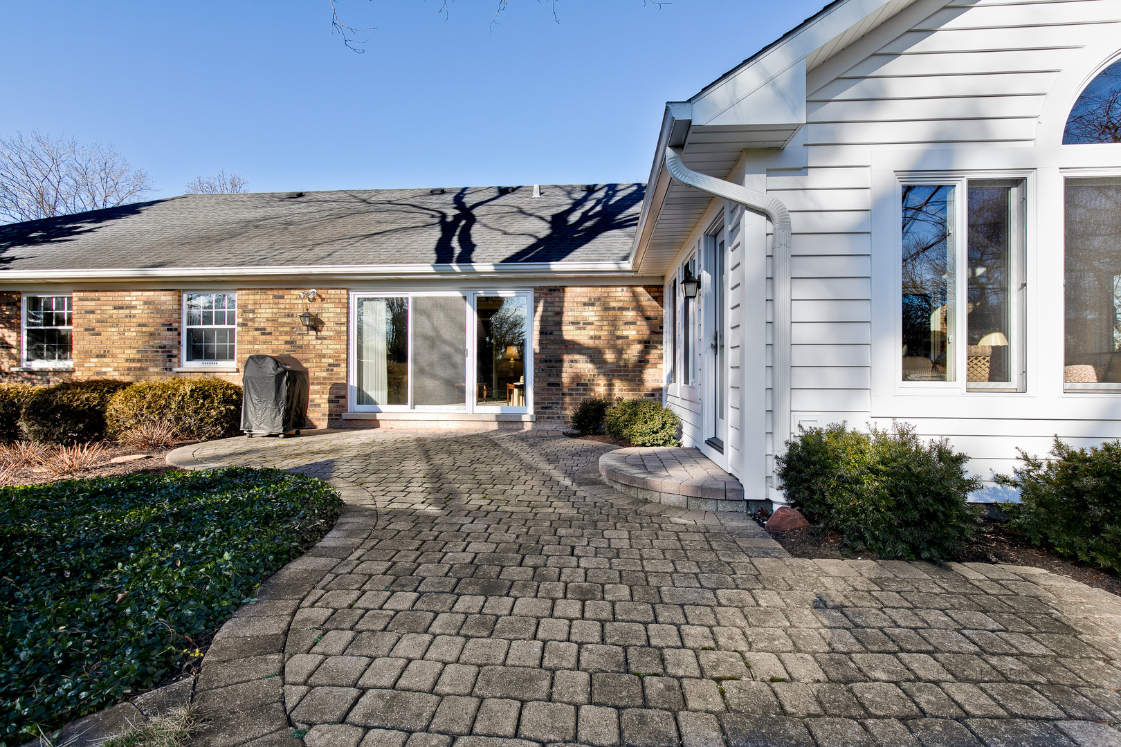 1207 Inverlieth Road Lake Forest, IL 60045 - Photo 33 of 37 a view of a building with a outdoor space