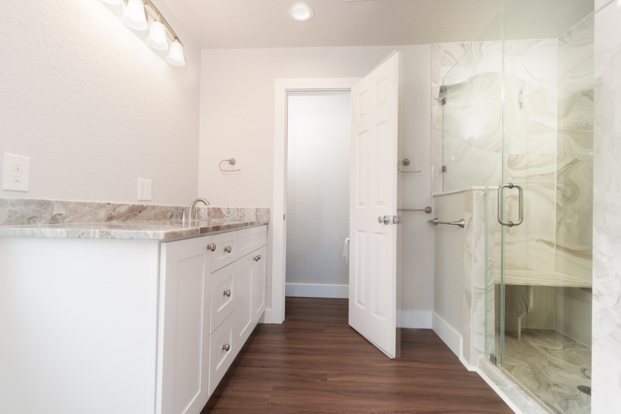 609 Pine Street Sweeny, TX 77480 - Photo 15 of 22 Primary Bathroom