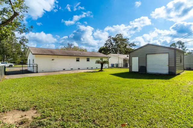 a view of a house with backyard