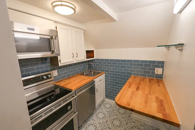 $2,300 | 369 Savin Hill Avenue, Unit 3, Boston, MA 02125