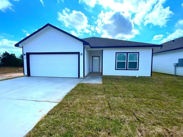 a view of an house with backyard space and garden