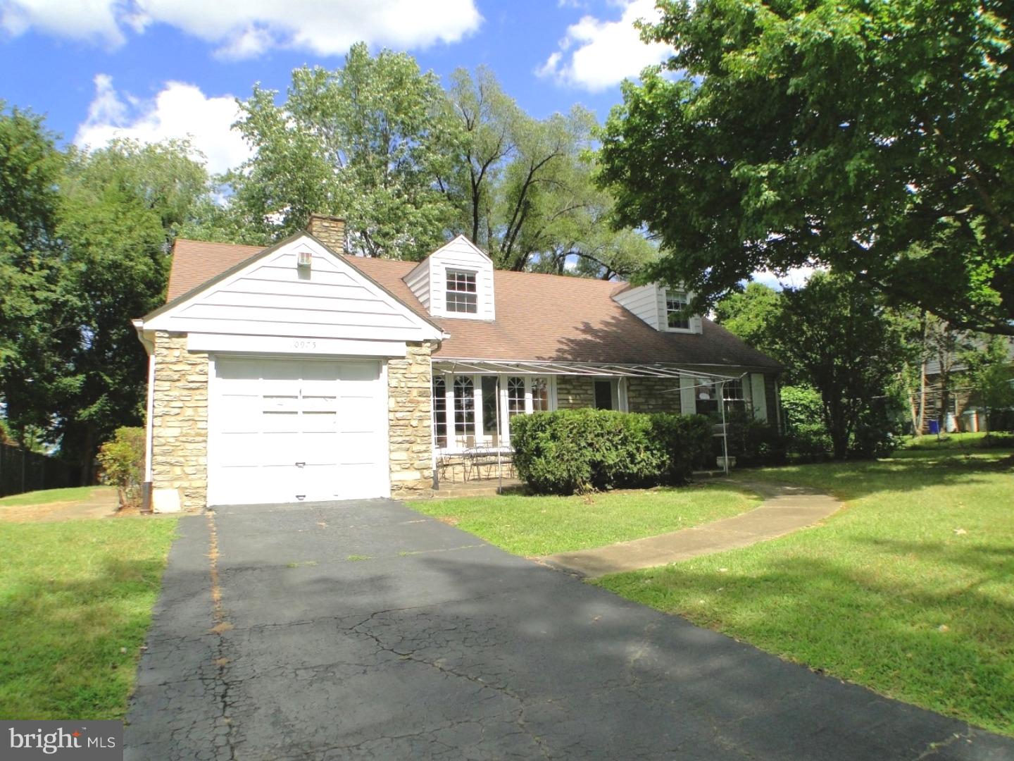 10975 Ellicott Road Philadelphia, PA 19154 - Photo 2 of 25 Driveway