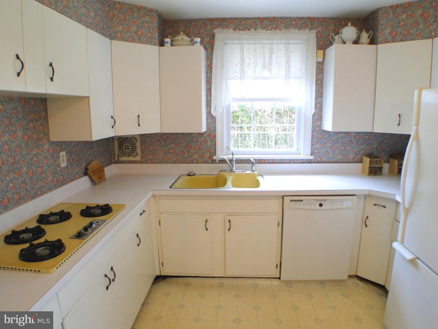 10975 Ellicott Road Philadelphia, PA 19154 - Photo 11 of 25 Kitchen