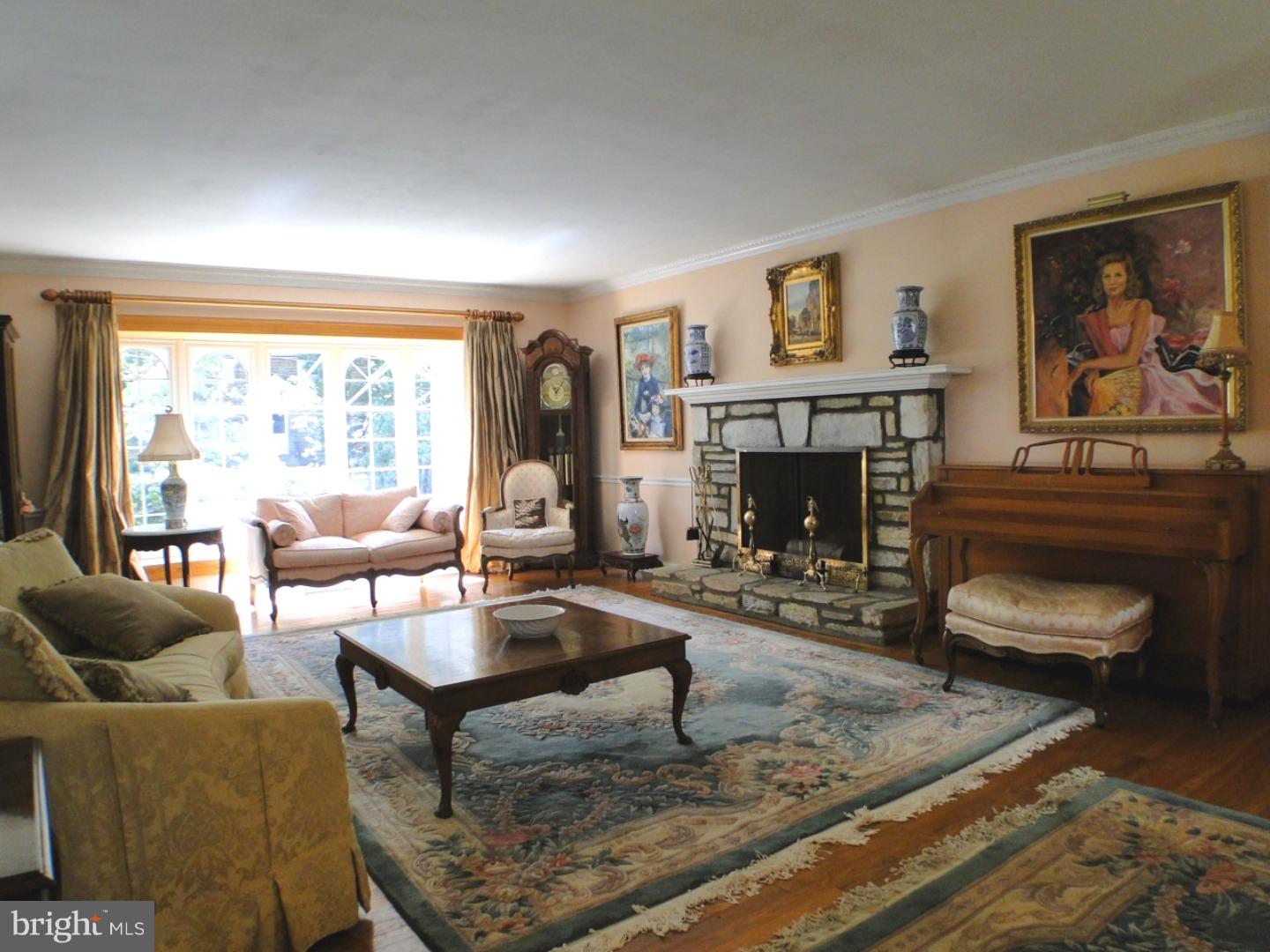 10975 Ellicott Road Philadelphia, PA 19154 - Photo 4 of 25 Living Room