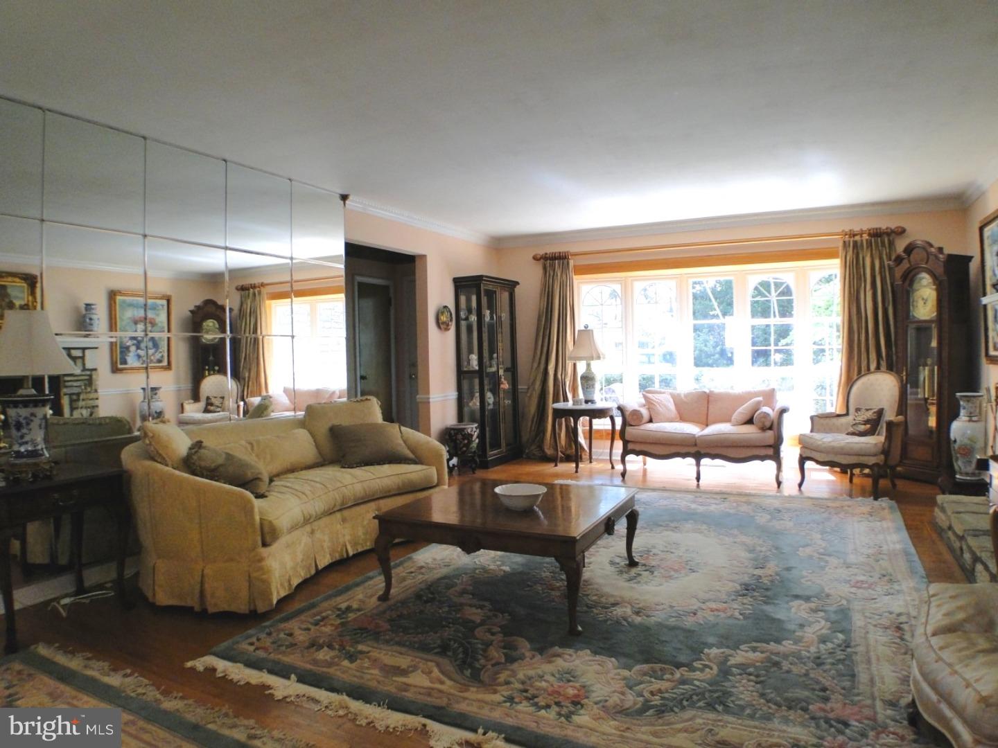 10975 Ellicott Road Philadelphia, PA 19154 - Photo 5 of 25 Living Room