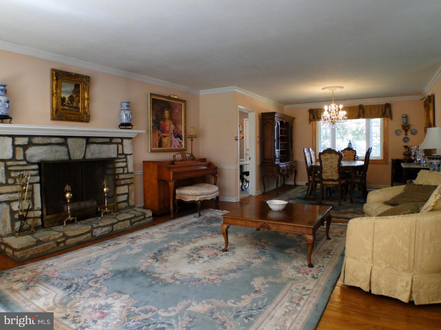10975 Ellicott Road Philadelphia, PA 19154 - Photo 6 of 25 Living Room