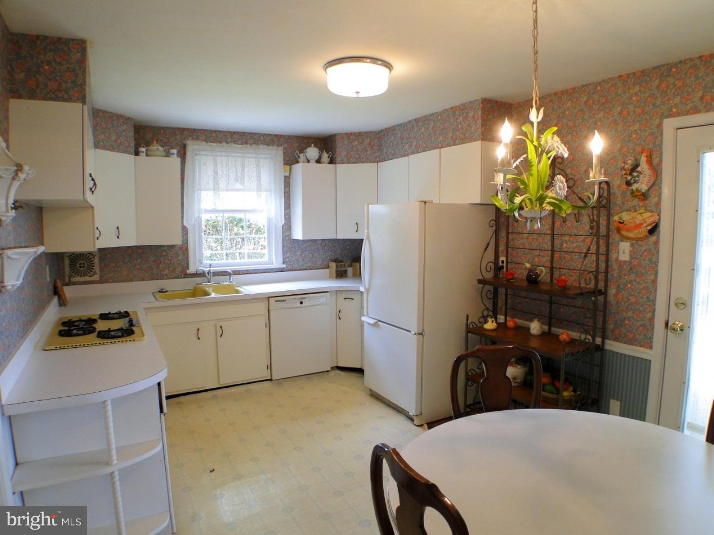 10975 Ellicott Road Philadelphia, PA 19154 - Photo 10 of 25 Kitchen