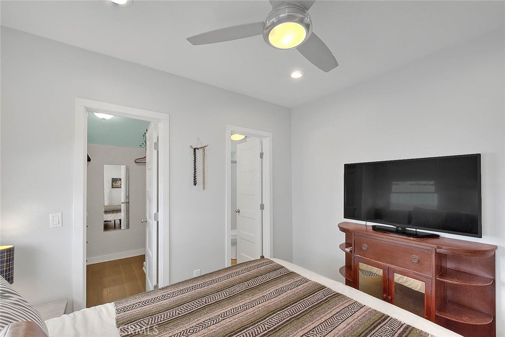 256 Falcon Avenue Long Beach, CA 90802 - Photo 34 of 42 a living room with furniture and a flat screen tv