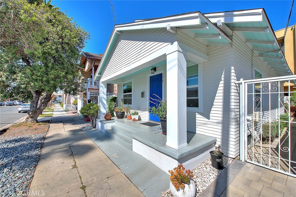 256 Falcon Avenue Long Beach, CA 90802 - Photo 4 of 42 a view of living room with couch and chairs